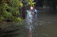 У Херсоні рятувальники всю ніч відкачували воду з приватного сектору