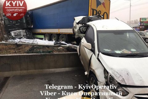 В Киеве фура с уснувшим водителем влетела в заправку