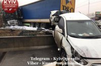 В Киеве фура с уснувшим водителем влетела в заправку