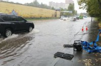 После дождя затопило проезжие части десяти улиц в Киеве