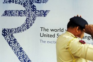 Индуистский гуру обвинил новый логотип рупии в экономическом кризисе