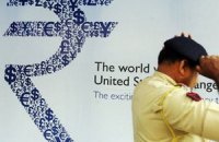 Индуистский гуру обвинил новый логотип рупии в экономическом кризисе