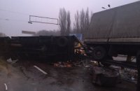 В Киеве перевернулся автопоезд