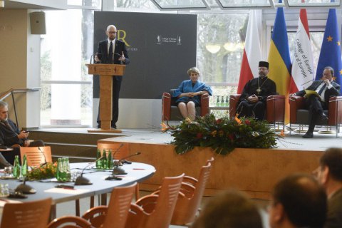 Яценюк: разве есть реальная изоляция Путина?