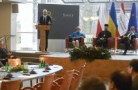 Яценюк: разве есть реальная изоляция Путина?