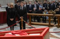 Макрон відмовився від дипломатичних зустрічей у Римі під час похорону папи Франциска