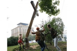В России вслед за акцией Femen спилили четыре креста 