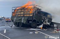 На Хмельниччині військовий КамАЗ розчавив легківку і загорівся, двоє людей загинули