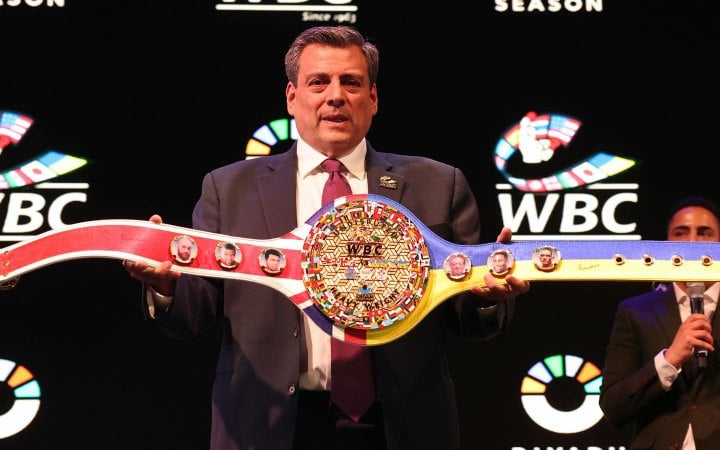 Папа Римський підписав пояс WBC, за який битимуться Усик та Ф'юрі