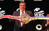 Папа Римський підписав пояс WBC, за який битимуться Усик та Ф'юрі