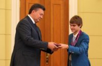 Янукович наградил "бютовца" орденом, а параолимпийцам вручил премии