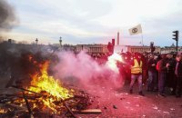 У Франції відбулися нові протести і заворушення після рішення уряду проштовхнути пенсійну реформу без голосування