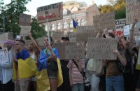 У Києві та інших містах України люди третій день поспіль вийшли на протести після відставки Федорова