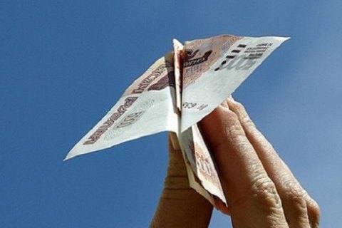 Российский рубль впервые за два с половиной года упал до 70 за доллар