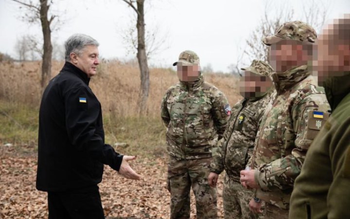 Порошенко привіз допомогу у підрозділи на східному напрямку і зустрівся із бійцями ССО