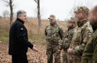 Порошенко привіз допомогу у підрозділи на східному напрямку і зустрівся із бійцями ССО