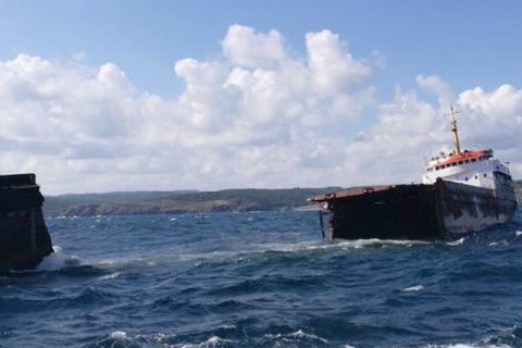 Сухогруз, возивший сырье в оккупированный Крым, разломился пополам у входа в Босфор