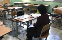 В Киеве директор школы скрывала свое заражение коронавирусом и контактировала с большим количеством людей