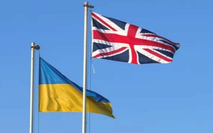 Зеленський під час візиту до Великої Британії зустрівся з українськими та британськими моряками (доповнено)