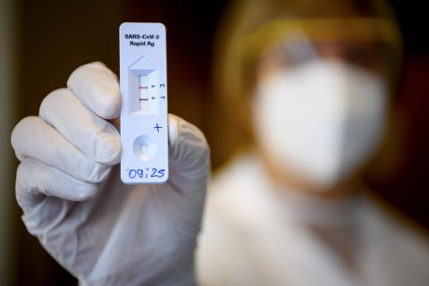 Франция первой в Европе пересекла отметку в 2 млн заражений коронавирусом