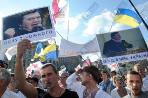Янукович из интернета узнал о махинациях с его портретами