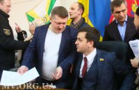В Мелитополе "Слуга народа" Крейденко сломал дверь в горсовете и облил водой депутата  