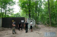 Коммунальщики начали демонтаж забора на строительстве ЖК в Пуще-Водице (добавлены фото) 