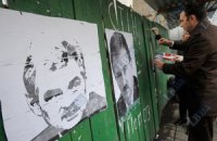 Активисты открыли "Стену вранья" у скандальной застройки на Театральной