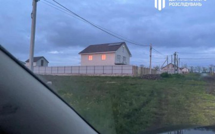 ДБР викрило посадовця військової частини, який наказав підлеглим будувати для нього маєток