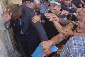Сторонники БЮТ напали на Шлапака у здания суда