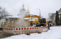 У Києві на Лаврській прорвало трубу, 86 будинків залишилися без тепла і води 