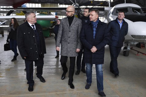 Омелян и Яценюк осмотрели аэродром в Кропивницком