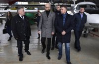 Омелян и Яценюк осмотрели аэродром в Кропивницком