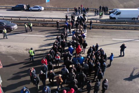 Возле Умани активисты перекрыли Одесскую трассу