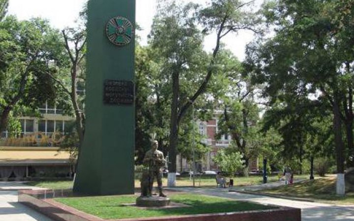 Російські окупанти пошкодили пам’ятник прикордонникам в Херсоні