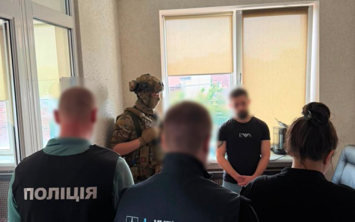 На Харківщині затримали чоловіка за підозрою у вимаганні $10 тисяч за вирішення питання військовослужбовця