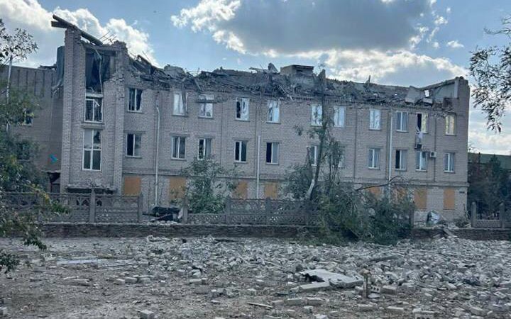 Росіяни 98 разів обстріляли Херсонщину, влучили у кладовище та навчальний заклад. Є поранені
