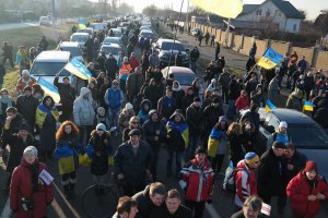 Автопробег к Межигорью доехал до въезда в село Новые Петривцы