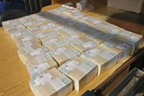 Киевлянин пытался отправить в Гонконг 24 кг одногривневых купюр