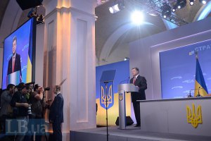 Порошенко наградил за мужество 159 участников АТО