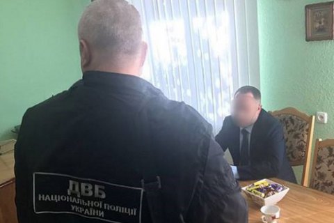 ​На Буковине задержали чиновника за "предложение" полицейскому 8 тыс. евро взятки ежемесячно 