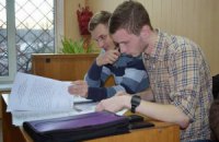 Суд отпустил "свободовца" на подписку о невыезде, но оставил электронный браслет (добавлены фото)