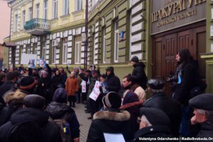 В Луцке пикетировали прокуратуру с перевернутыми портретами Януковича