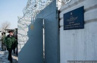 На территорию Качановской колонии въехали два микроавтобуса