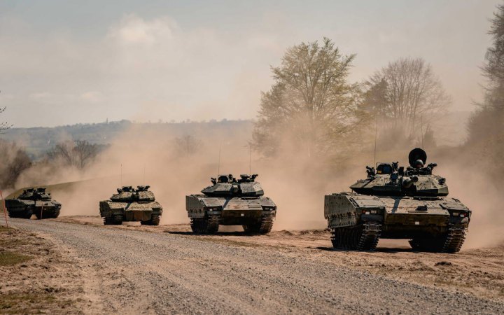 Українські військові закінчили навчання у Швеції на БМП CV90