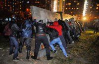 В Киеве на Позняках активисты снесли забор и протестуют против строительства двух высоток