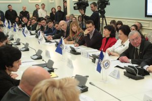 Кабмін розпустив всі "дореволюційні" громадські ради