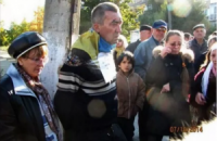 На Донбасі до стовпа прив'язали чоловіка з українським прапором