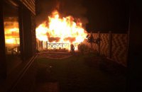 Неизвестные сожгли беседку во дворе дома нардепа Вознюка в Ровно