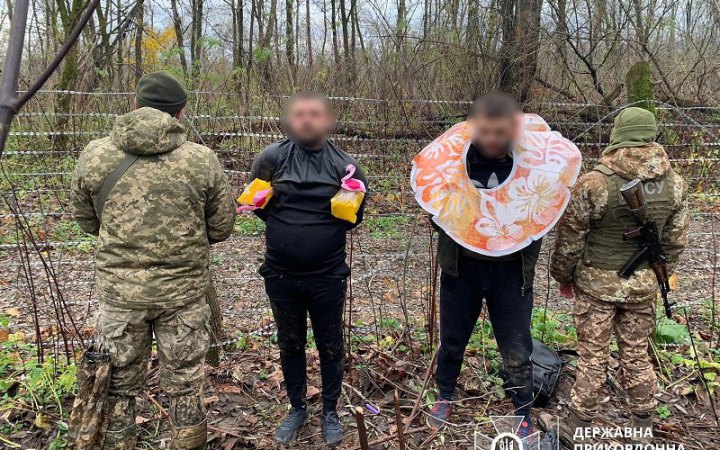 Двоє чоловіків намагалися перепливти річку Тиса з дитячим надувним кругом і нарукавниками з рожевими фламінго